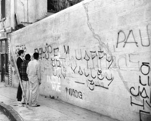 Graffiti reading