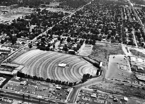 Reseda Drive-In, Reseda, looking north