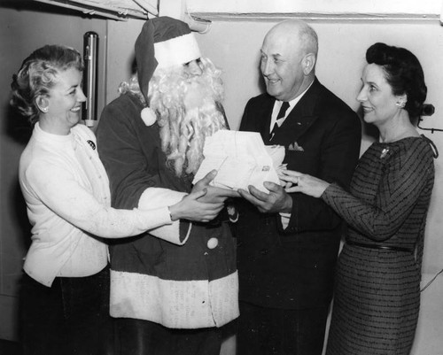 Santa opens holiday aid office