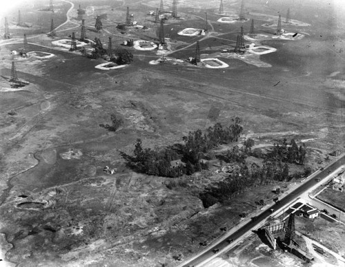 LaBrea tar pits, oil derricks