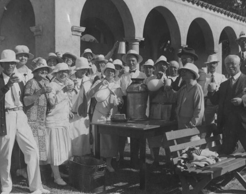 Lawn bowling contestants