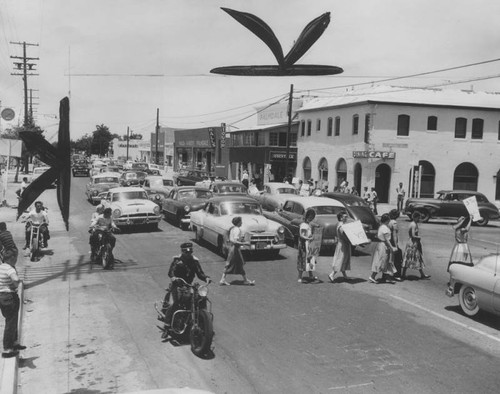 Palmdale pickets demand traffic signal