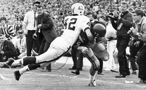 Troy's Pete Beathard (12) turns corner into end zone at Rose Bowl