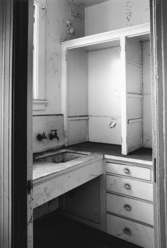 Ambassador Hotel, Siesta Bungalow cabinets