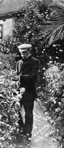 Paul de Longpre´ in garden