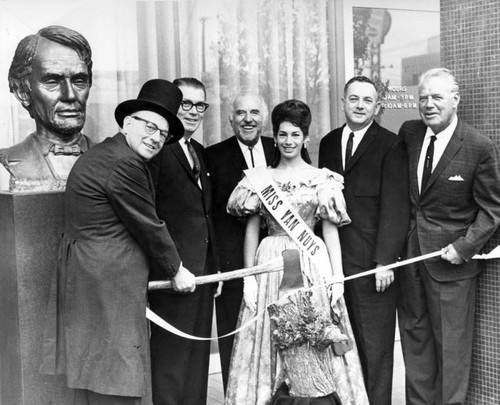 Lincoln Bank ribbon cut in Lincoln style