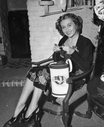 Joan Blondell knitting