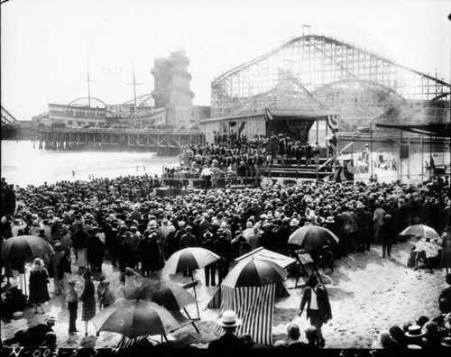 Crowd at Venice beach and pier