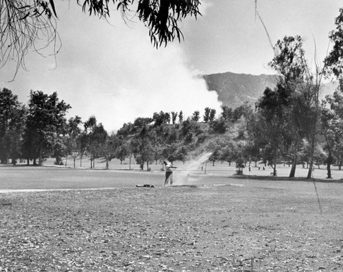 Golfer undaunted by smoke from Griffith Park fire