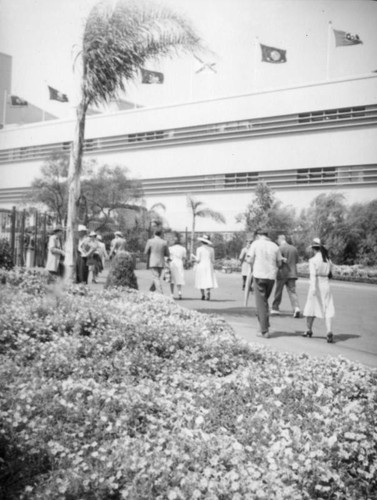 Walking towards the Hollywood Park gate