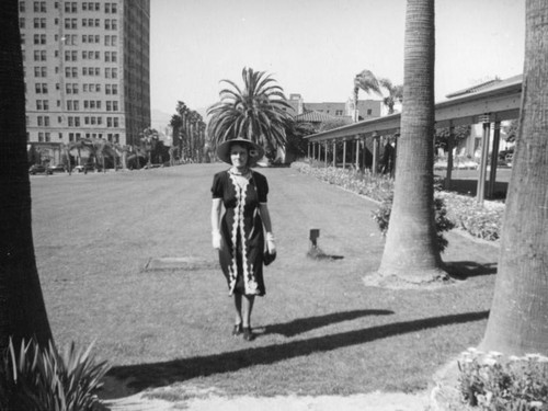 Ethel Schultheis and the Gaylord from the Ambassador Hotel lawn