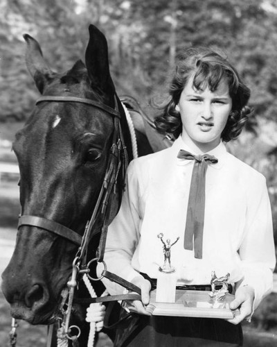 Wins trophy for horsemanship