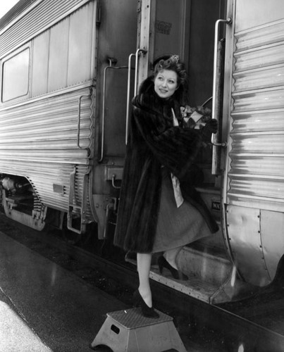 Greer Garson leaves for Canada