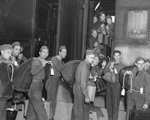 Selective Service volunteers depart — Calisphere