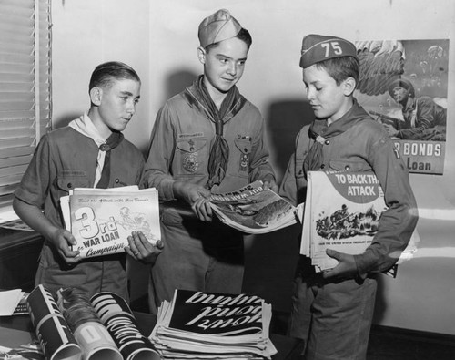 Boy Scouts distribute war bond posters