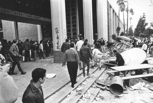 Los Angeles City College students break up barricade