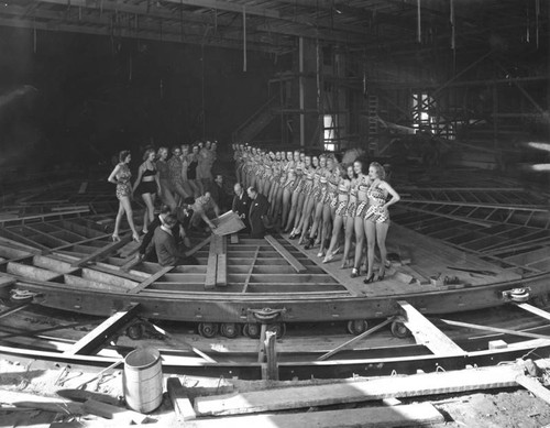 Revolving stage, Earl Carroll theater-restaurant