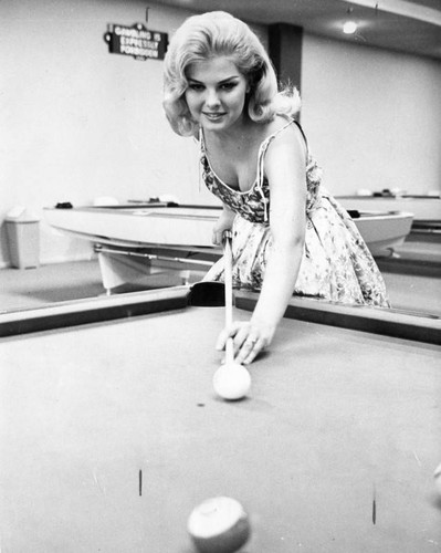 Pretty billiard player