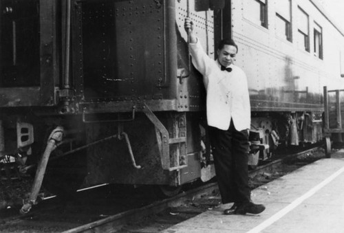 Waiter next to train