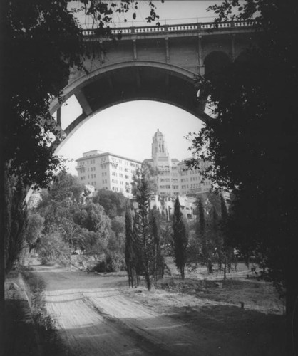 Vista del Arroyo Hotel through the Colorado Street Bridge