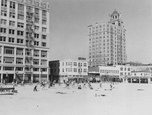 Beach in front of State Theatre