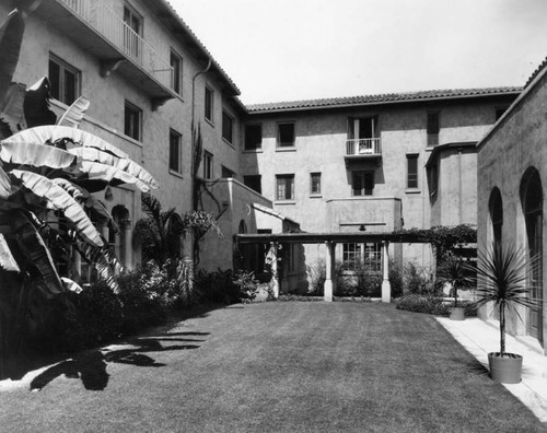 Hollywood Studio Club, courtyard view