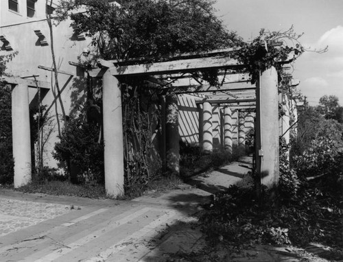 Myron Hunt pergolae at Ambassador Hotel, facing northeast