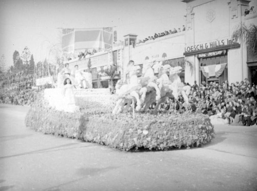 Huntington and Vista del Arroyo Hotels' float at the 1939 Rose Parade