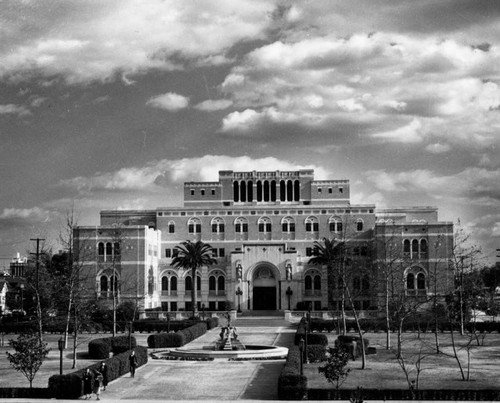 Edward Doheny Jr. Memorial Library, exterior view