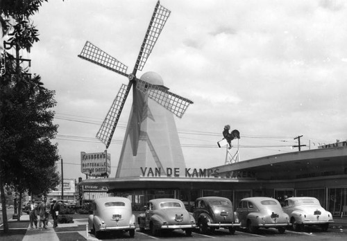 Van de Kamp's Drive-In with cars