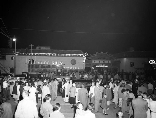 Crowds in front of Yee Hung Guey Restaurant at night