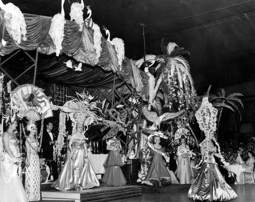 Las Floristas Headdress Ball