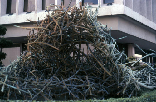 California Federal Plaza Building, sculpture