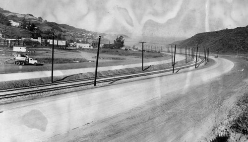 Paving freeway lanes at Cahuenga Pass