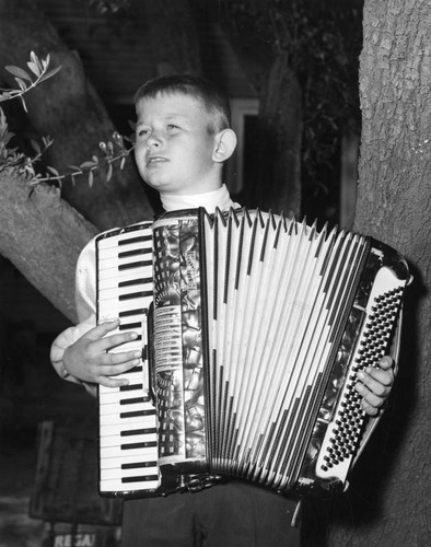 Gives accordion ol' one-two