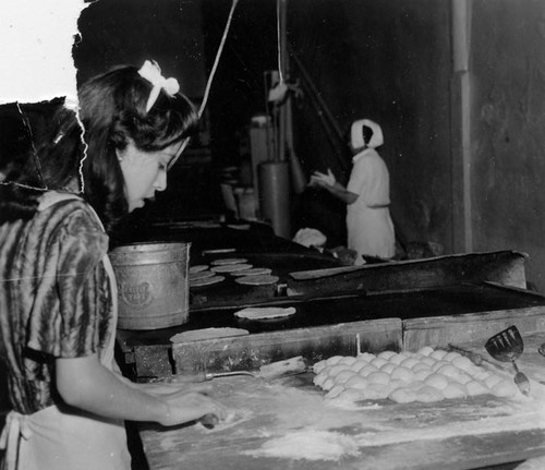 Women tortilla makers