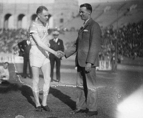 Paavo Nurmi shakes hands