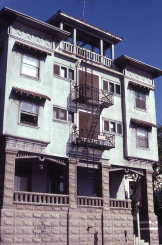 Apartment building on Bonnie Brae