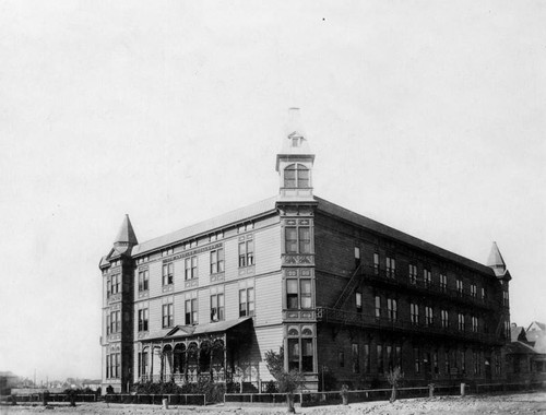 Los Angeles College, exterior