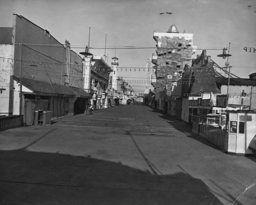 Venice pier closed