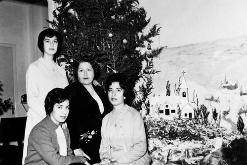 Christmas scene with Viola Stephan's mother and sisters