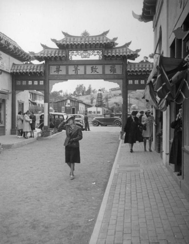 Hill Street gate and Gin Ling Way, New Chinatown