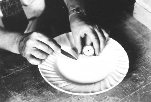 Measuring glaze thickness on a plate