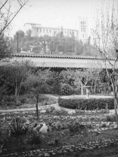 Casa de Adobe courtyard and Southwest Museum