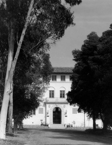 Entrance of Balch Hall, Scripps College — Calisphere