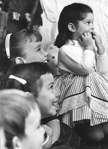 Geniiland : youngsters watching show