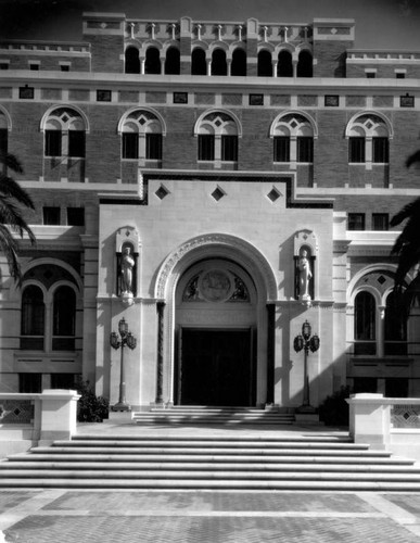 Edward Doheny Jr. Memorial Library, entrance