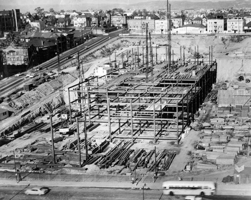 "Skeleton" of new courthouse, on 1st St. between Hill and Grand