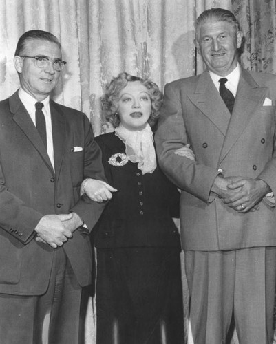 Marion Davies presents funds for children's clinic
