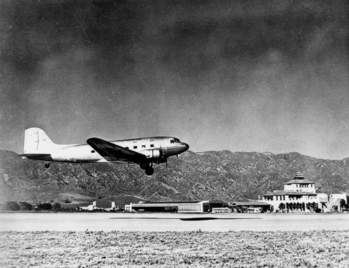 Douglas DC-3 comes in for a landing